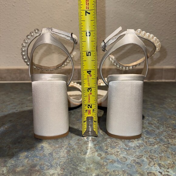 NWOB Badgley Mischka Feisty White Pearl Heeled Sandals - 7.5 - Picture 5 of 8